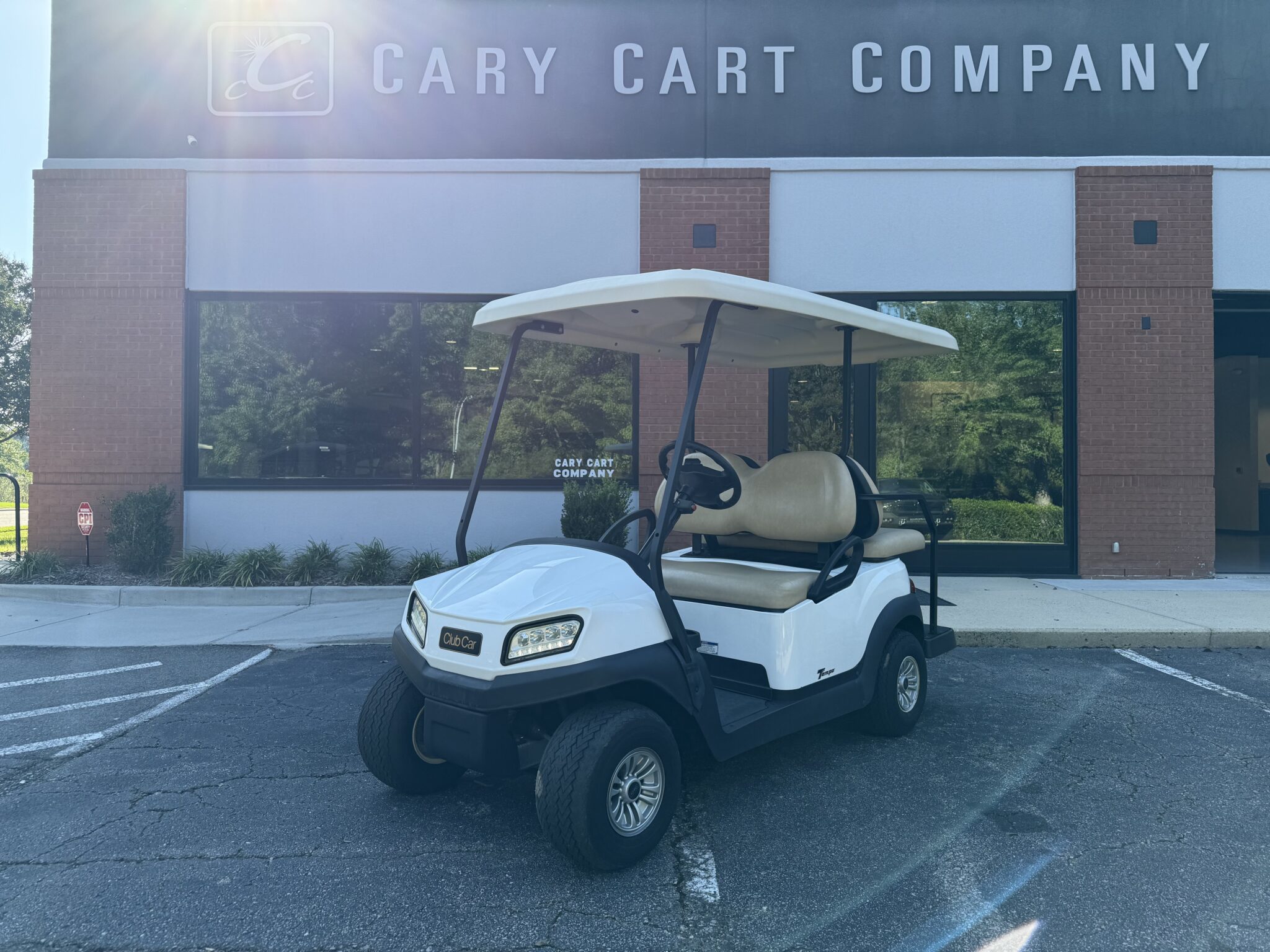 White Club Car Tempo