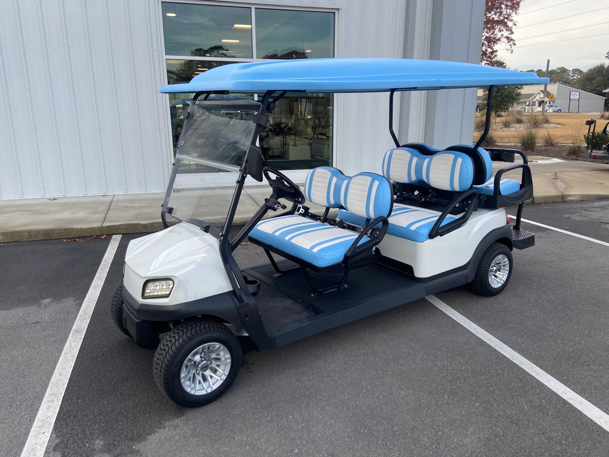 White Club Car Tempo